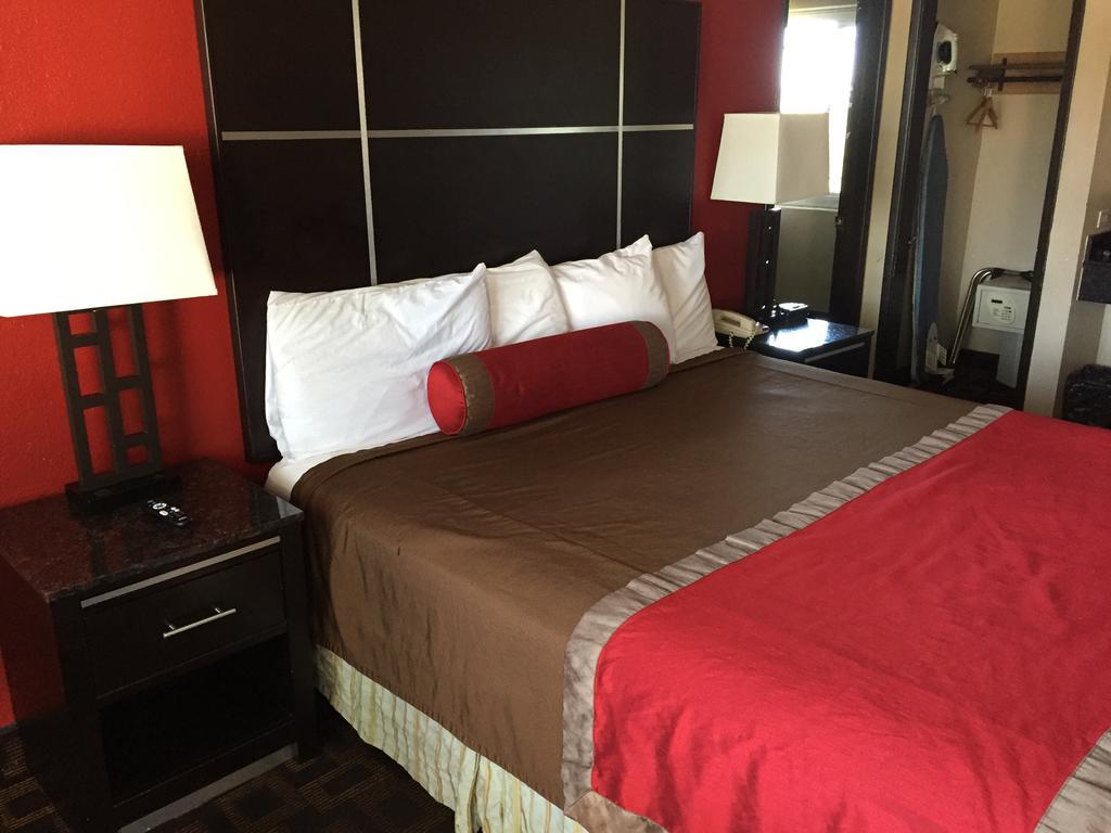 Harbor Inn & Suites Oceanside Room photo